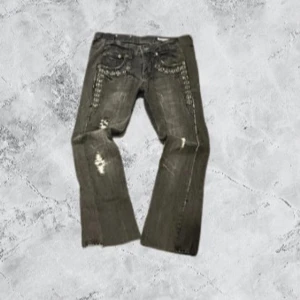Flared archive studded jeans - Feta archive jeans från semantic designs, högkvalitativa nitar. Men perfekt skick🙏 kom pm för mer info