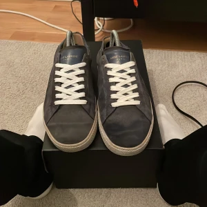 Saint Laurent skor - Tja! Säljer nu dessa snygga Saint Laurent skor inför sommaren💪🏻 Du får med 2st dustbags, lådan samt 2 ysl kuvert 😮‍💨i princip allt OG! Storlek 41 men passar 42 (TAR BYTEN I STOCKHOLM)