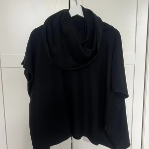 Svart poncho - Svart poncho med stor krage. 💗