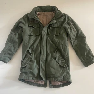 Grön parkajacka från Tech Dept. - Säljer en grön fieldjacket från Tech Dept. endast för 399 det är mellan s och m passar någon som är runt 180! hör av er om ni har minsta lilla fråga!