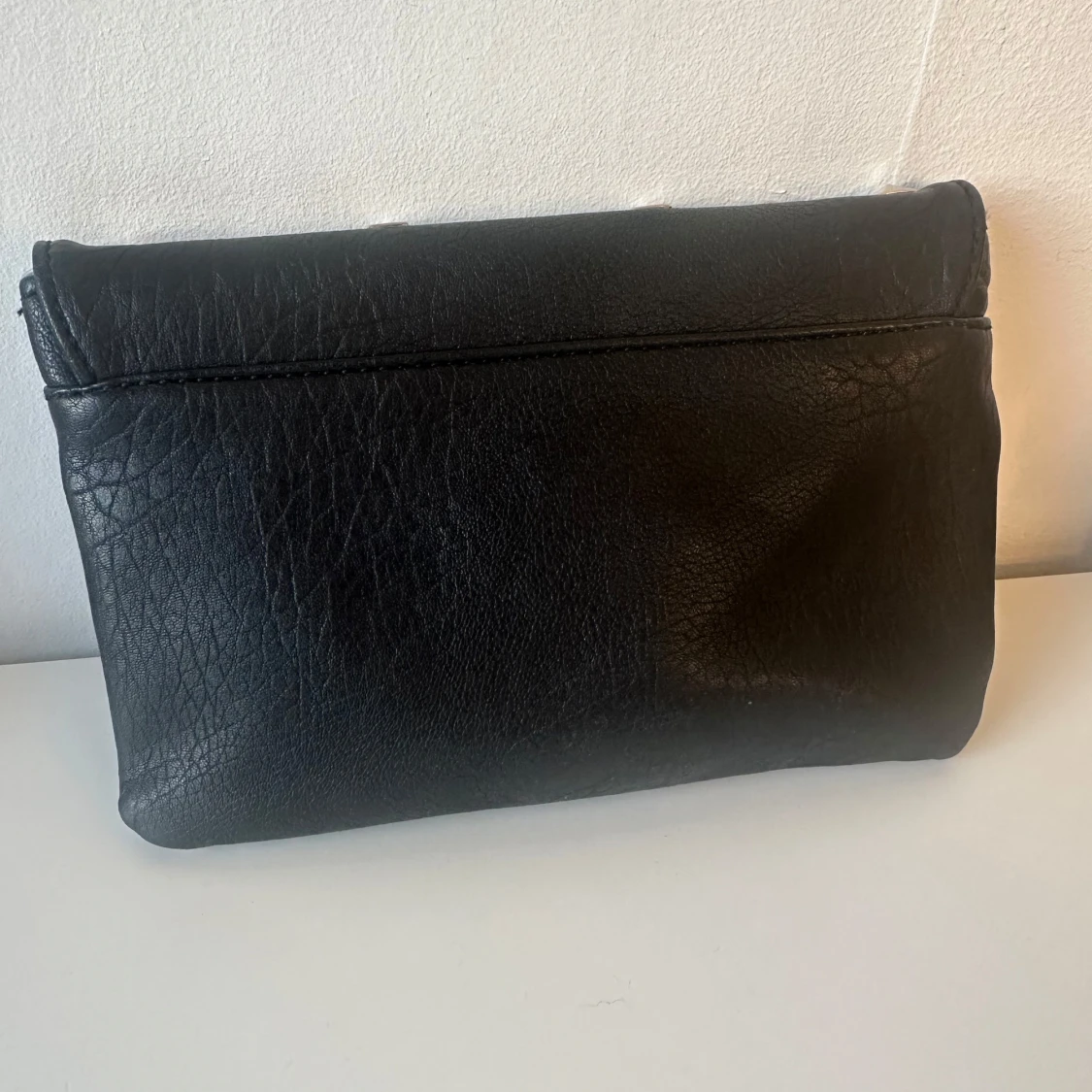 Svart axelväska med nitar - 1