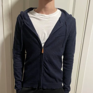 Kashmir Zip - Kashmir Zip | skick 7/10 (nopprig) | storlek XS | personen på bilden är 170 och väger 52 kilo | fler frågor? Kontakta oss!