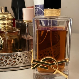 Ysl Parfym Libre Intense 90ml - Ysl parfym kanppt använd då där av vill jag sälja den, skulle säga att de är 75 - 80 ml kvar💖