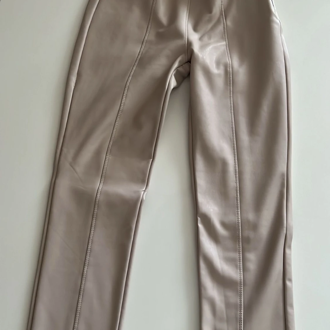 Beige leggings i syntetmaterial