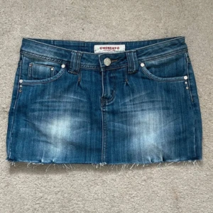 Lågmidjad jeanskjol - Supersnygg lågmidjad jeanskjol inga tecken på användning s/m 40cm ungefär i midjebredd men stretchig☺️