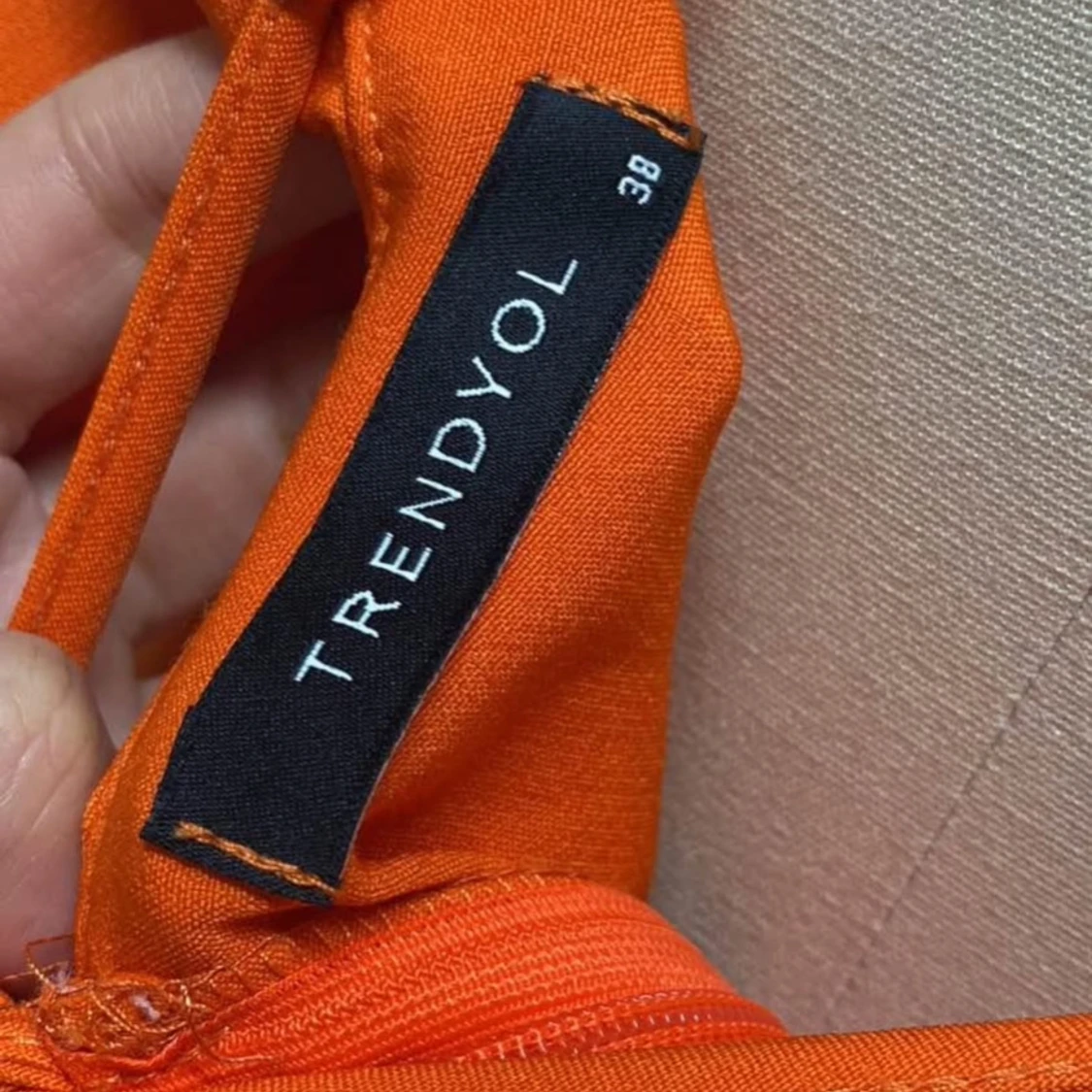 Orange klänning med volangdetalj - 4