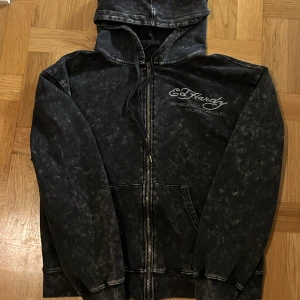 Ed Hardy Hoodie - Ed Hardy Hoodie.                                                      Size : Small.                                                                  Skick : Använd 2-3 gånger.                                       Nypris : 1300 Kr