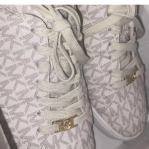 Beige mackel korsord  - Snygga beige mackel korsord skor. Perfekta för en stilren look.