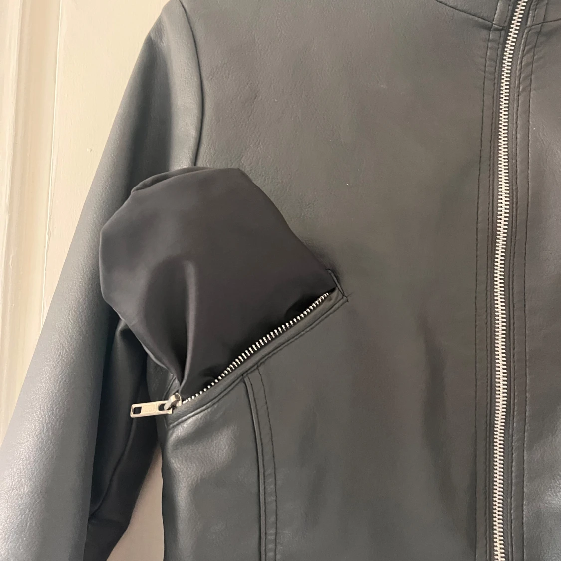 Svart skinnjacka med dragkedja - 3