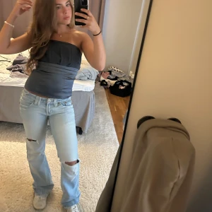 Slitna jeans  - Efterletade Ljusa jeans med hål i knäna, låg midja. Perfekt till sommaren. De är lite slitna längst ned.😊Skriv för fler bilder. 