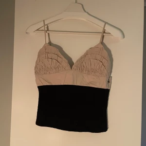 Topp från ZARA - Snygg topp från ZARA. Helt oanvänd med lappen kvar! Storlek S men skulle säga att den ävrn passar en XS🩷