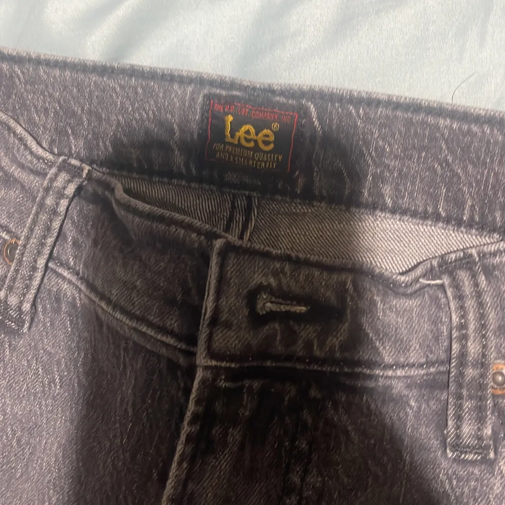 Snygga grå jeans från Lee med en klassisk straight passform. De har en normal midja och är perfekta för en avslappnad stil. Jeansen har en dragkedja och knapp framtill.. Farkut & Housut.