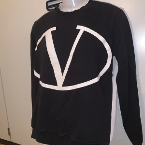 Valentino Garvani tröja - Unik Valentino Garvani tröja i fint skick. QR koden inuti tröjan visar att den är autentisk och tar dig till valentinos hemsida. 