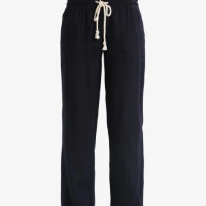 Roxy linnebyxor  - Roxy linnebyxor i storlek xs med lappen kvar, säljer då dom är för korta för mig. Hör av er vid frågor.                                                                                 Innerbenslängden är 75cm💗