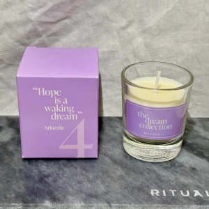 Nytt! Doftljus Dream från Rituals - Nytt!! Säljer ett doftljus från Rituals 'The Dream Collection'. Ljuset kommer i en stilren glasbehållare med en lila etikett. Perfekt för att skapa en avslappnande atmosfär hemma. Citatet 'Hope is a waking dream' av Aristoteles pryder förpackningen. 25gr