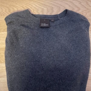 Oscar Jacobsson Tröja - Fet stickad oscar Jacobsson crewneck. Tröjan är i storlek S och har inga defekter. Skriv vid funderingar eller om du vill ha fler bilder!