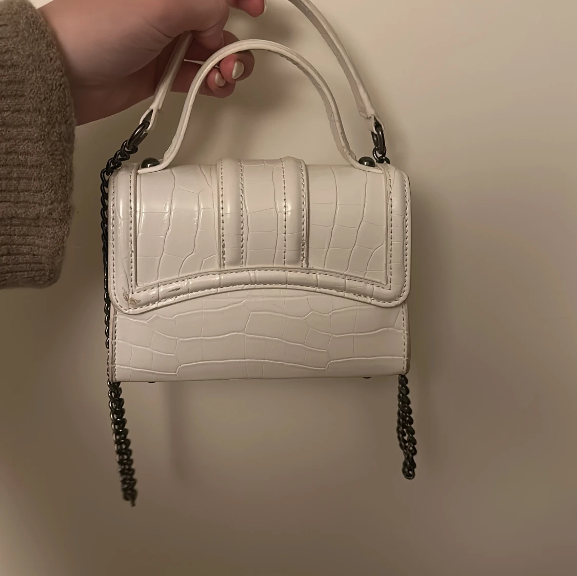 Vit axelväska med krokodilmönster - 1