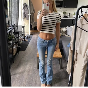 Levis jeans - Skit snygga Levis jeans i modellen 715 bootcut, är ca 170 och de är långa i benen. Inga defekter! Materialt är rätt stretchigt och skönt. 