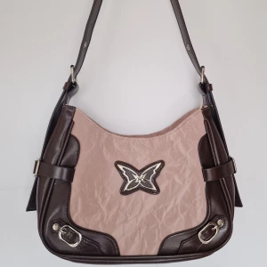 Rosa axelväska  - Så snygg axelväska med justerbar axelrem. Nyskick .Mått: 27×20.