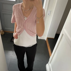 Rosa bolero - Rosa finstickad bolero från Lindex i fint skick. Storlek M men skulle säga att den även passar S. Använd gärna köp nu!