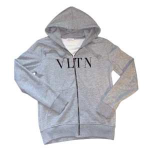 Valentino tröja - Säljer en Valentino zip i storlek L, den passar både som L och M då jag anser att den är emellan storlekarna. Tröjan är i bra skick med lätta tecken på användning. Den har en liten skada på luvan (privat för detaljbild) men det går att sy ihopp utan några problem. Tröjan kostar 6000kr nypris, jag säljer för 999kr. Jag uppskattar snabb affär, fraktar oftast samma dag men alltid inom 24 timmar🙌📦🚚