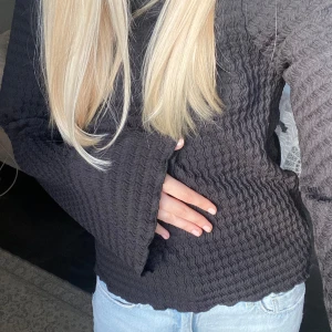 Långärmad topp i strukturtyg. - Långärmad topp i strukturtyg. Normal passform, rund halsringning och långa ärmar. Säljer en svart tröja med långa ärmar med textur. Luftig. Säljer då den inte kommer till användning tyvärr 💓