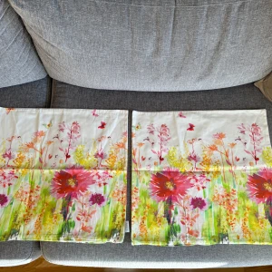 Kuddfodral i nyskick, 2 st. - Två stycken kuddfodral från Apelt med blommigt motiv.  Dragkedja.  Knappt använda, som nya.  Djurfritt och rökfritt hem. Tvättade