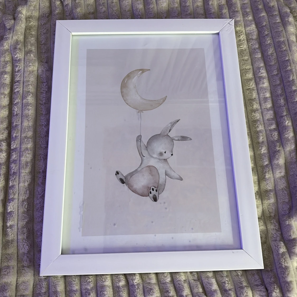 Tavla med gullig kanin som hänger på en måne💕