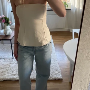 Beige tubtopp - Toppen är i strlk M men passar mig som brukar ha xs/s