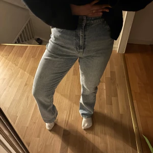 Blå jeans med hög midja - Snygga blå jeans med hög midja och en klassisk straight passform. Jeansen är från Vera Moda i storlek 28/34