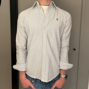 Ralph lauren skjorta - Riktigt snygg ralph lauren skjorta i nyskick. Perfekt inför sommaren. Nypris 1600kr vårt pris 599kr✅ fraktas inom 24h📦✅