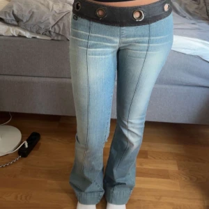 Miss sixty jeans - Säljer dessa supersnygga, Lågmidjade Miss sixty jeans. Supercoola utan fickor dragkedja baktill. Skärpliknande midja. Vissa av beltloopsen är lite skadade (se sista bilden) Midjemått: 40cm rakt över.    Innerbenslängd: 83cm  Bara att skriva vid frågor💕priset kan diskuteras 💕