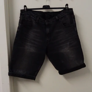 Svarta jeansshorts från Boss - Snygga svarta jeansshorts från Boss med klassisk femficksdesign. Perfekta för en avslappnad stil med en touch av elegans. De har en bekväm passform och är tillverkade i slitstarkt material.