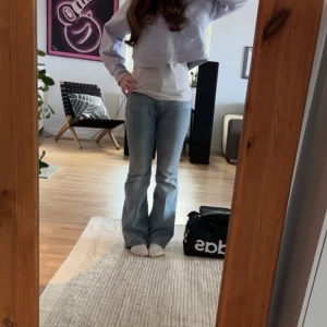 Blå Weekday jeans - PRISET KAN DISKUTERAS🙌fråga mig för mer bilder❤️Säljer ett par snygga blå jeans från Weekday med utsvängda ben. De har low-waist midjan och är långt på längd🫶