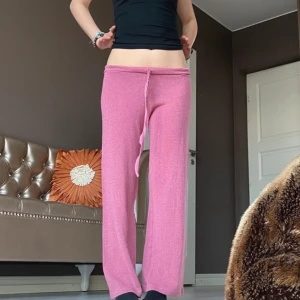 Stickade mjukisbyxor  - Se bild 3 för defekt. Litet hål som absolut inte syns. Använda och därför lite noppriga (se bild 3 och 4). Innerbenslängd är ca 72 cm. För referens är jag 168 cm lång. 