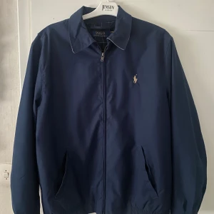 Ralph Lauren jacka  - Säljer den jätte fina jackan den är i super bra skick och har inga problem med den 