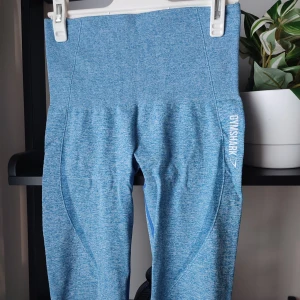 Blåa leggings från Gymshark i storlek XS - Blåa leggings från märket Gymshark. Storlek XS. Upplevs lite större i storleken. Snygga detaljer fram och bak under rumpan. I takta loggor. Jättefint skick. Dessa går inte längre att köpa. Väldigt gammal kollektion från Gymshark. Men otroligt fin kvalitet.