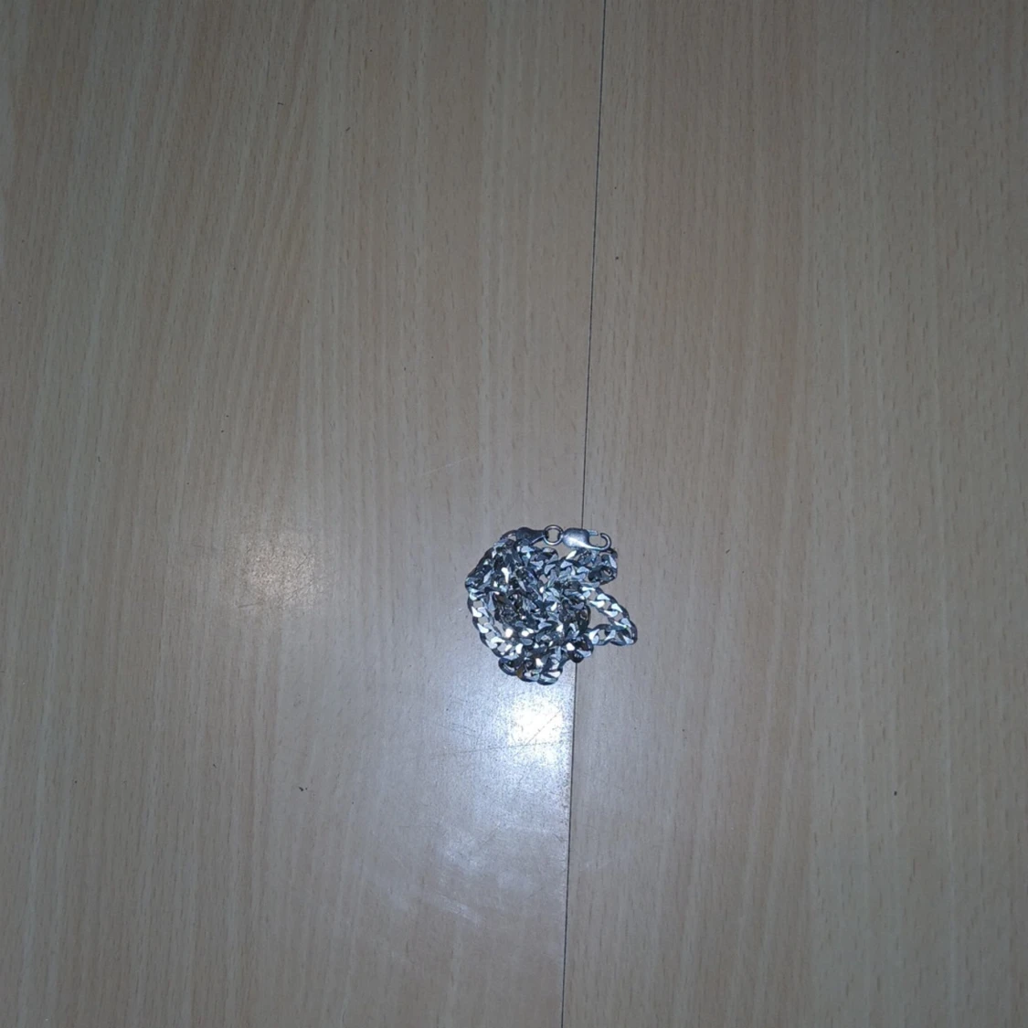 Glittrig brosch i silver