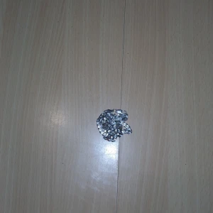 Glittrig brosch i silver - En glittrig brosch i silverformad som ett löv. Perfekt för att ge en extra touch till din outfit.