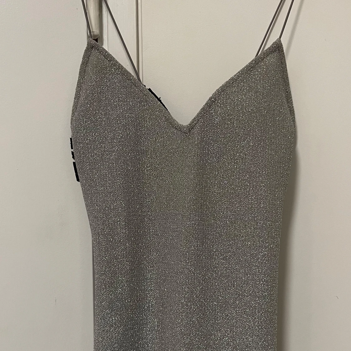 Glittrig silverklänning med smala axelband - 4
