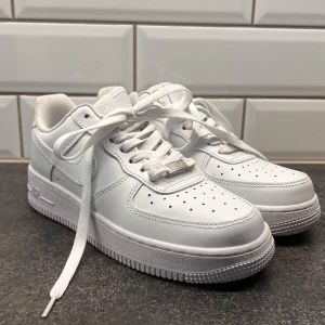 Vita Nike Air Force 37,5 - Säljer ett par klassiska vita Nike Air Force sneakers. Endast testade en gång, de var för stora tyvärr. 