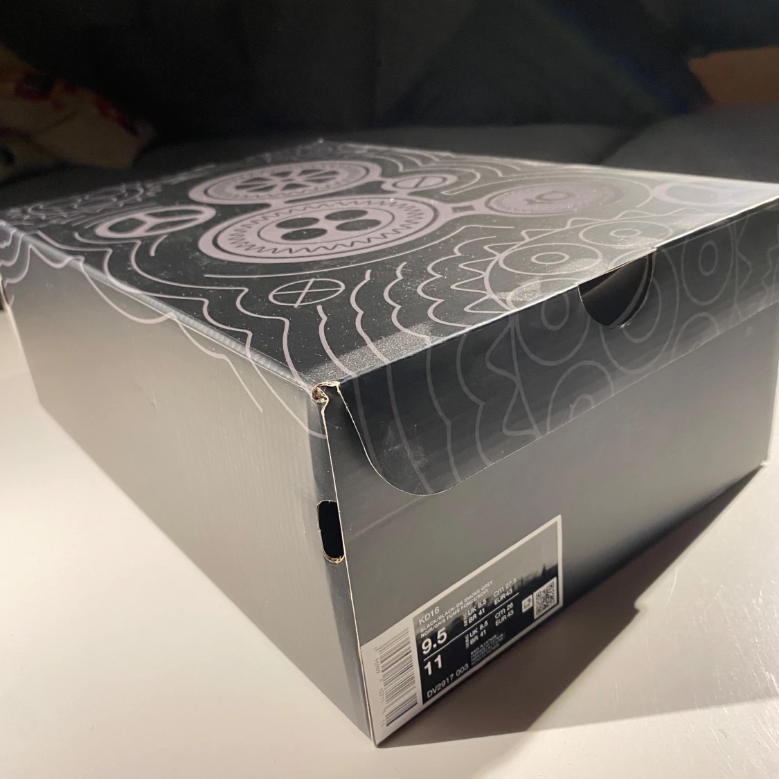 Svarta KD16 basketball skor med mönstrad sula - 3