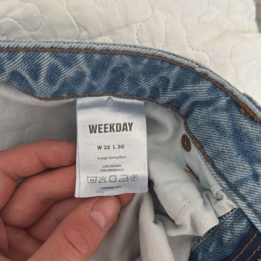 Säljer ett par ljusblå jeans från Weekday. De har en straight passform och är tillverkade i denim. Perfekta för en avslappnad stil. Midjan är midwaist och de har klassiska fem fickor. Voyage, W32 L30. Jag är 183cm . Farkut & Housut.