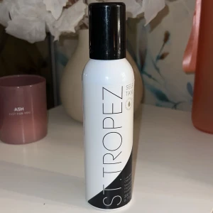 St. Tropez Self Tan Classic Bronzing Mousse - St. Tropez Self Tan Classic Bronzing Mousse är en lätt och smidig brun-utan-sol mousse som ger en naturlig solbränna. Den är enkel att applicera och torkar snabbt utan att kladda. Perfekt för en jämn och gyllene ton. (Nypris 639kr)
