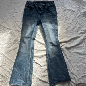 Blå bootcut jeans - Snygga blå bootcut jeans med låg midja från weekday