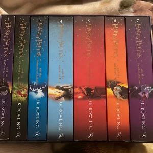 Harry Potter Box Set av J.K. Rowling på engelska - Komplett box med alla sju Harry Potter-böckerna av J.K. Rowling. Böckerna har färgglada omslag med illustrationer som representerar varje del i serien. Perfekt för både nya läsare och samlare av denna magiska serie. Pris kan diskuteras 