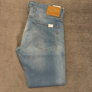 Helt nya Replay Anbass slim fit jeans blå W34 L30 - Tvärfeta helt nya Replay Anbass | helt nya med tags | kostar 1800kr i butik | W34 L30 | vi postar alltid inom 24 timmar, ofta inom 60 minuter | skriv för fler bilder eller om du har någon annan fundering, vi kan ej skicka bild med jeansen på, då det är fel storlek // HLselling