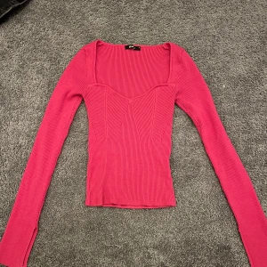 Rosa ribbad topp från Gina Tricot - Säljer en snygg rosa ribbad topp från Gina Tricot. Toppen har en v-ringad design och långa ärmar. Mycket skönt material. Pris kan diskuteras. 