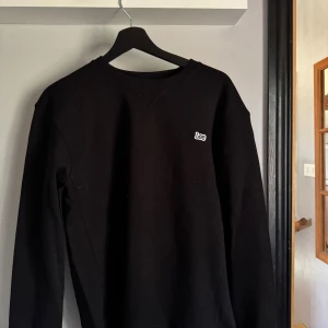 Svart sweatshirt från Lee - Säljer en stilren svart sweatshirt från Lee. Den är i helt ny skick, har bara testat den. Säljer den då den var för kort i midjan och armarna, hör av dig vid minsta fråga! 🙌