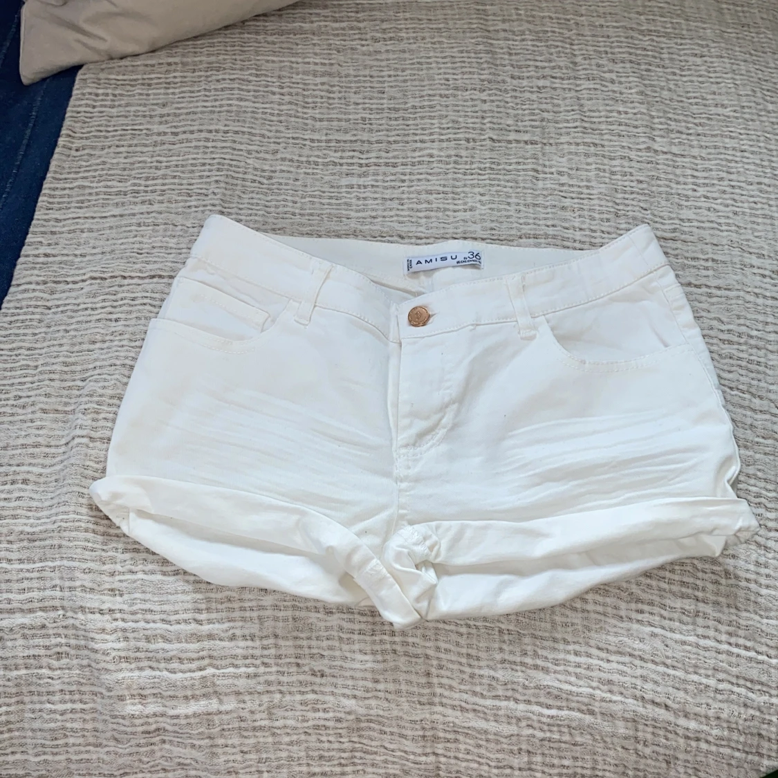 Vita shorts från Amisu